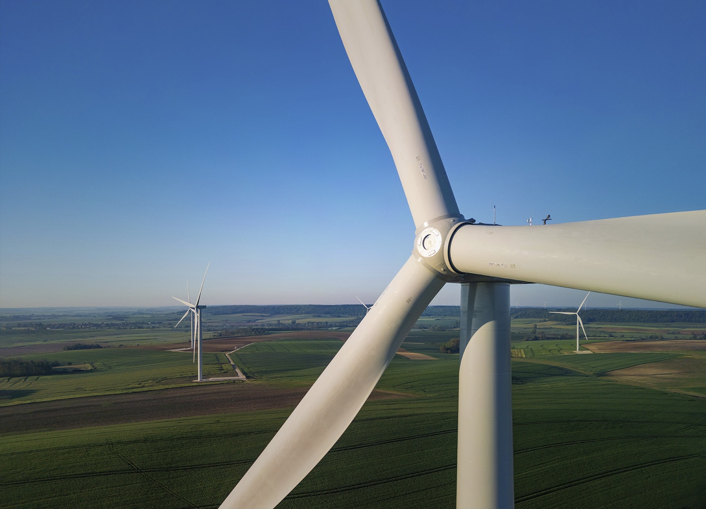 Onshore wind turbine © Jason Bickley
